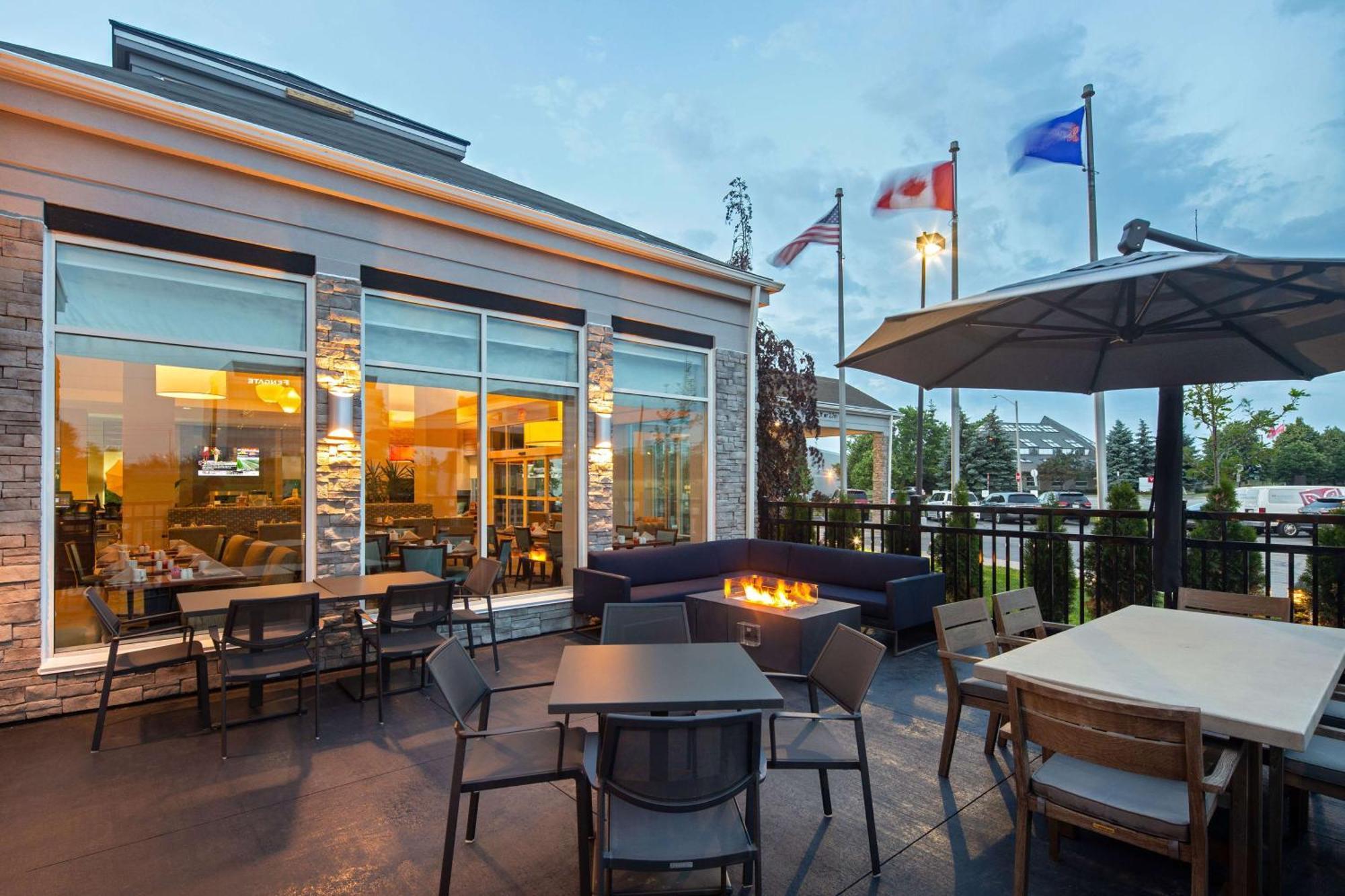 Hilton Garden Inn Toronto-Оуквил Екстериор снимка
