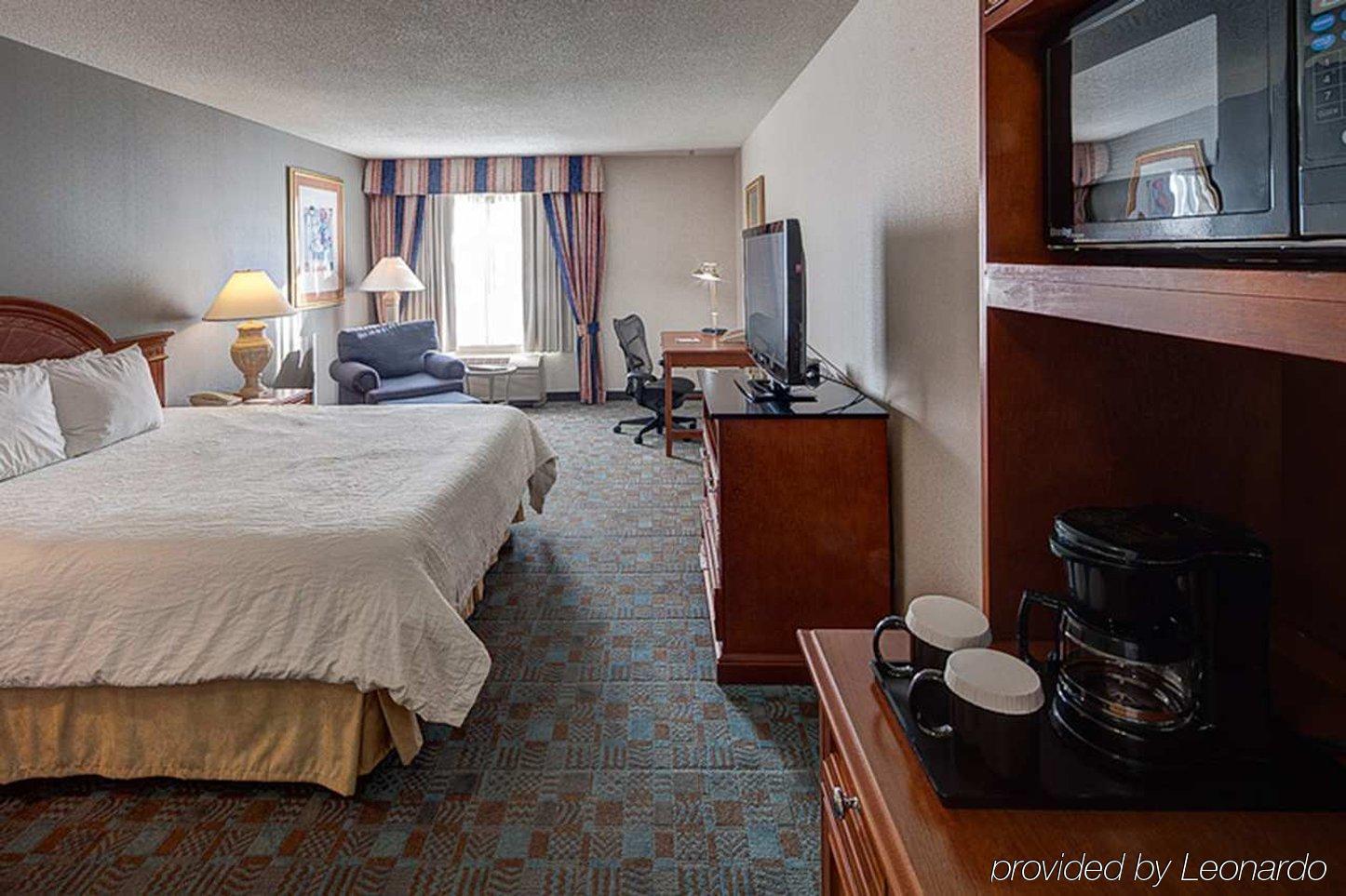 Hilton Garden Inn Toronto-Оуквил Екстериор снимка