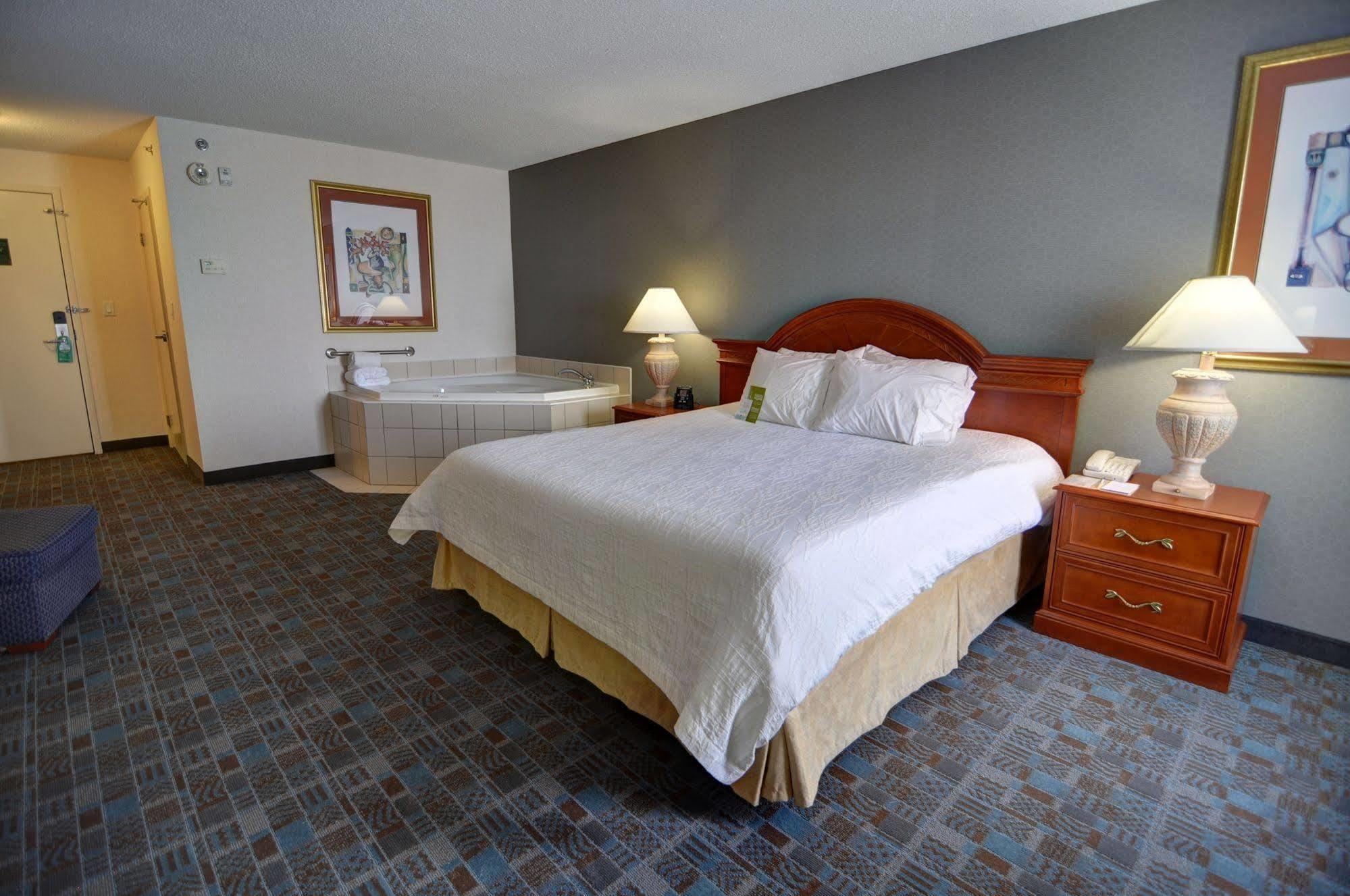 Hilton Garden Inn Toronto-Оуквил Екстериор снимка